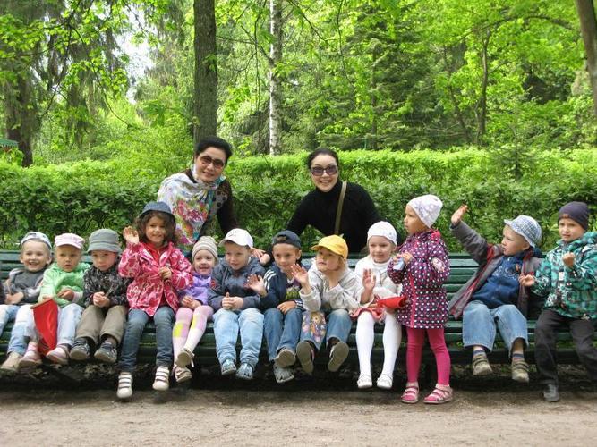 新澳2025年正版资料和带不同小孩地铁乞讨与地铁带两个小孩