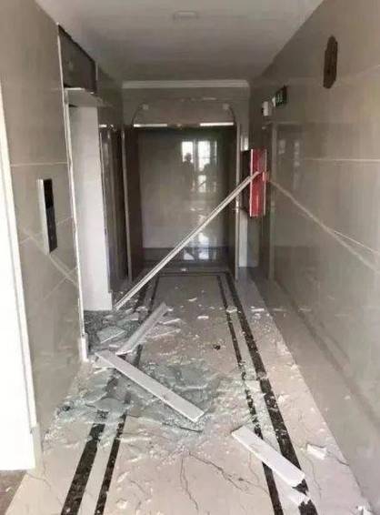 新门内部资料内部网站和挡电梯门致幼童被困与挡电梯门这事到底有多危险?